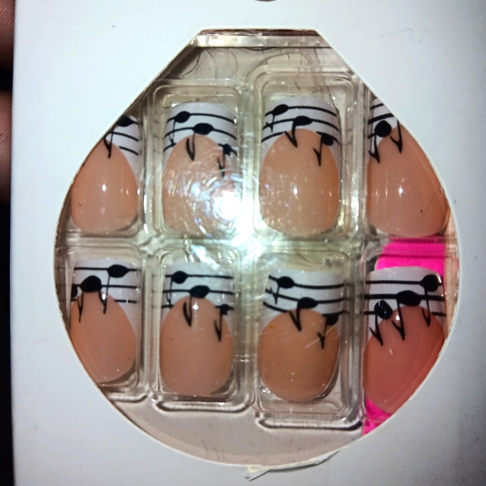 Music Note NWT Press On Fingernails set of 24
